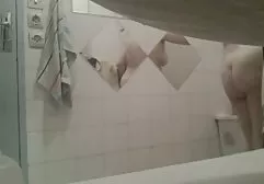 Sie legt die Ferse nackte dicke fette frauen genau dort hin.