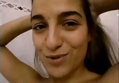 Die vollbusige Anya fuhr mit einem Boot durch einen Sumpf und besuchte eine fremde Farm. Sie schleppte ihren Freund nach Hause, um ihren sexuellen Stress mit seinem nackte mollige frauen Schwanz abzubauen