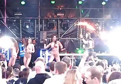 Der Typ lässt es zu, dass seine Freundin ihre kahle Muschi fette geile frauen auf der Couch mit Krebs fickt