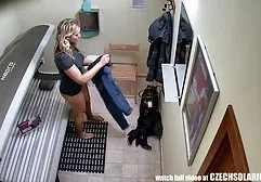 Die vollbusige Mutter fütterte den Jungen vor dem Abendessen mit ihrer Muschi und bat sie, heiße mollige hart auf einem Stuhl zu ficken und sich zusammenzurollen