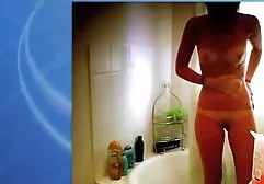 Babe schluckt einen großen Schwanz geile fette nackte frauen
