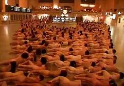Unter einem kurzen Pelzmantel hatte eine sexy Brünette nur sexy Dessous, mit denen sie ihren Mann am Kamin verführen und ihren Arsch vor sich hin schütteln wollte, bis er ein abgestreiftes Küken niederschlug und sie hart geile mollige frauen fickte