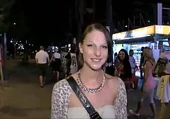 Das kleine Mädchen ging spazieren durch den Wald nackte frauen dick und zog ihr Kleid aus und blieb nur in kurzen Hosen und winkte zwei Jungs, die eine kleine Lichtung einsaugen und sie nacheinander in eine enge Muschi schlugen