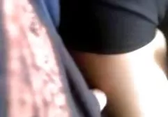 Der Typ urinierte und nackte frauen dicke titten masturbierte unter der Dusche