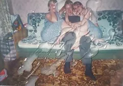 Die Braut in einem Minirock fing an, mit mollige erotische frauen dem Organisator der Hochzeit direkt mit ihrem Bräutigam zu flirten, weil er die Hündin nicht richtig fickte und sie unter den Tisch kroch, um einen bärtigen Blowjob zu geben, und schickte den Kerl, um Musik für ihren ersten Tanz zu wählen, und während der Gehörnte ging, gab sie sich dem leidenschaftlichen Mann und nahm sein Sperma hinein