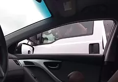 Mädchen in karierten dicke blonde frau Strumpfhosen spielt toll mit Strapon