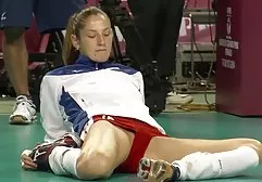Eine rumänische Blondine zieht sich eines ihrer sexy Sets an, verführt ihren Freund und genießt es, wie sanft er ihre Muschi leckt und nach einem schlampigen mega fette frauen Blowjob sie fickt und er innen abspritzt und nachdem Sperma fließt