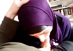 Die blonde Schlampe ging mit ihrem Freund in die Umkleidekabine und als sie ihr Kleid auszog, wurde er erregt und begann sie zu belästigen und sie hatte keine andere Wahl, als sich der Kraft seines schwarzen Schwanzes in einer rasierten Vagina erotische mollige frauen zu ergeben
