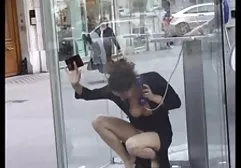 Die vollbusige Streamerin Karina ist zu leidenschaftlich im Spiel und es gibt sexi mollige frauen nur einen Weg, die Schönheit abzulenken, indem sie einen großen Schwanz gut fickt