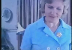 Ein Neger mit einem langen reife dicke damen Hammer trägt ein Mädchen mit natürlichen Brüsten