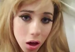 Blondies zogen eine Maske über ihre Augen und mollige frauen mit dildo ließen sie einen Schwanz lutschen