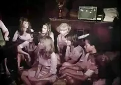 Ein dunkelhäutiger Kerl reißt zwei sexy Girls Strumpfhosen ab und schöne nackte mollige frauen zieht beide ihre Fotzen fest, sodass sie dann ihren Schwanz in sie stecken und der Typ dann mit seinem großen Schwanz zu Anal-Löchern kommt
