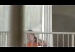 Ein Mann fickt seine Freundin in der geile reife frauen mit dicken titten Natur hart in ein Analloch und senkt Sperma hinein