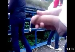 Zwei Schlampen in den Arsch trieben eine dünne Hure in Bewegung und trommelten brutal mit großen Schwänzen gegen den Anal, eine Anal-Gang schlug in einer Menschenmenge mollige hübsche frauen