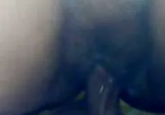 Das anale Masturbieren eines russischen Mädchens verführt ihren Freund zu einem harten Knall und der Typ, der sie in den Arsch gefickt hat, steckt seine Faust in dicke junge nackte frauen seine Muschi