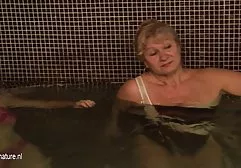 Ein Mann mit Macht und Macht befriedigt die Ärsche fette sexy frauen einer Menge reifer Frauen mit seinen großen Fäusten