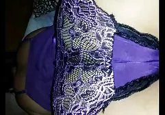 Eine vollbusige Studentin befiehlt einem Masseur, nach Hause zu gehen, und eine Schlampe verführt ihn. Der Typ hat nichts weiter zu tun, als eine Schönheit in eine rasierte Muschi zu ficken, die von einem normalen Teighaufen gefallen ist fette schwarze frau