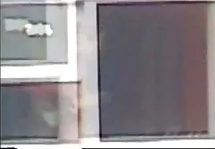 Der reife mollige deutsche frauen Kerl, der auf dem Lehnsessel vor dem hintergrund der amerikanischen Flagge fingert