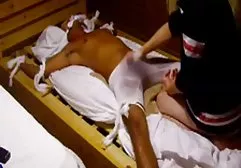 Die vollbusige Blondine bat die reife frauen dicke titten Männer, sich abwechselnd ihrer Orgie anzuschließen und sie gehorchten ihr, aber ein wenig später fingen sie immer noch an, sie mit doppelter Penetration in das Analloch zu ficken und sie auf den Penis zu schieben
