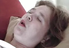 Die vollbusige, mollige Reife hat einen jungen Bewunderer und sie will ihn nicht mit ihren Bällen aus dem Badezimmer lassen und seinen Schwanz aus ihrer Hose nehmen, die Schlampe saugt und fickt ihn sexy dicke titten