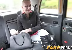 Eine vollbusige Blondine jagt ein Haus um ihre Freundin und fällt ihm in die Arme. Er gleitet mit den Händen über ihre geile dicke nackte frauen Brüste und sie schmilzt buchstäblich, lässt sich vor ihm fallen, lutscht einen Schwanz und ergibt sich ihm in diesem wunderschönen Urlaub
