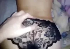 Schönes geile nackte mollige frauen shmara, das ihre vorderen Finger auf schöner Natur fingert