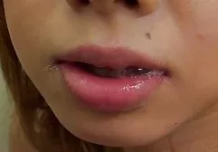 Sexy Schlampe serviert nackte fette Schwanz auf der Couch