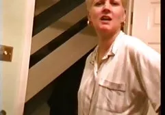 Schöne Blondine und sexy fette titten ihre verspielten Finger