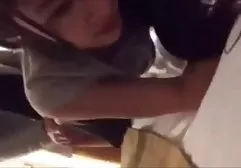 Die Blondine mit dem dicken Arsch dickefrauen ruft ihren Geliebten in ein Hotelzimmer, weil sie ihn vermisst und ein aufgeregter Typ, ohne seinen Blick von ihrem Arsch abzuwenden, eine Schlampe beim Analsex fickt