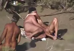 Ein Mädchen in Unterwäsche nimmt ein Bad und wird mit Milch übergossen, und wenn ihr Arsch ganz glänzend ist, sexy nackte frauen mit großen titten zieht ein Mann sie auf ein Sofa und verschüttet Öl und beginnt hart im nassen Schritt zu ficken