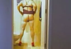 Die vollbusige Mutter in sexy Dessous entdeckte die Welt des Analsex und sie weiß nicht, alte frauen dicke titten wie sie früher ohne ihn gelebt hat, aber jetzt geht kein einziger Fick von ihr ohne Schwanz in ihrem Arsch