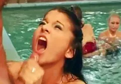 Juicy Chick in Body neckt und wechselt sexy Outfits vor mollige deutsche frauen dem Blowjob und einfachem Ficken an einem Schwanz